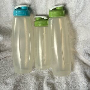 Rubbermaid set of three drinking/chug plastic containers 32oz and 20 oz